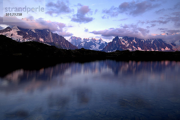 Mont Blanc Massiv im Abendlicht spiegelt sich im Lac de Chésserys  links Aiguilles de Chamonix  Chamonix  Frankreich  Europa