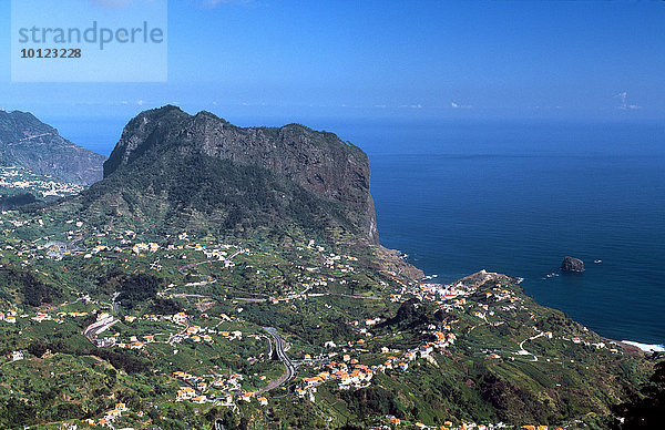 Blick auf den Adlerfelsen und Porto da Cruz  Madeira  Europa