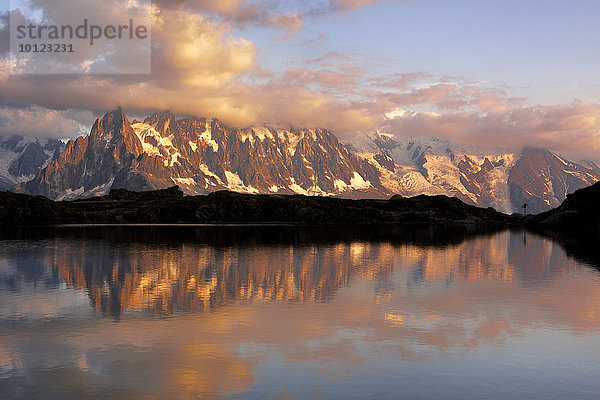 Mont Blanc Massiv im Abendlicht spiegelt sich im Lac de Chésserys  Chamonix  Frankreich  Europa