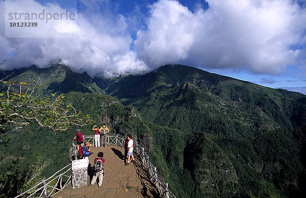 Wanderer am Aussichtspunkt Ribeiro Frio  Madeira  Portugal  Europa