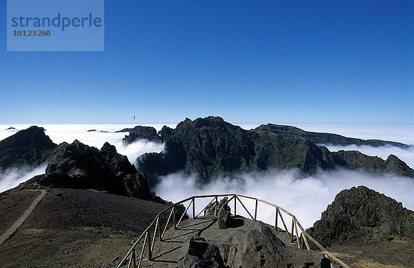 Blick vom Miradouro do Juncal auf den Pico do Arieiro  Madeira  Portugal  Europa