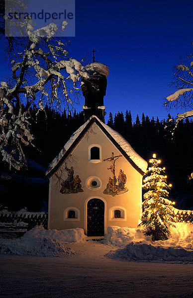 Kapelle mit Weihnachtsbaum in Klais  Werdenfelser Land  Oberbayern  Bayern  Deutschland  Europa