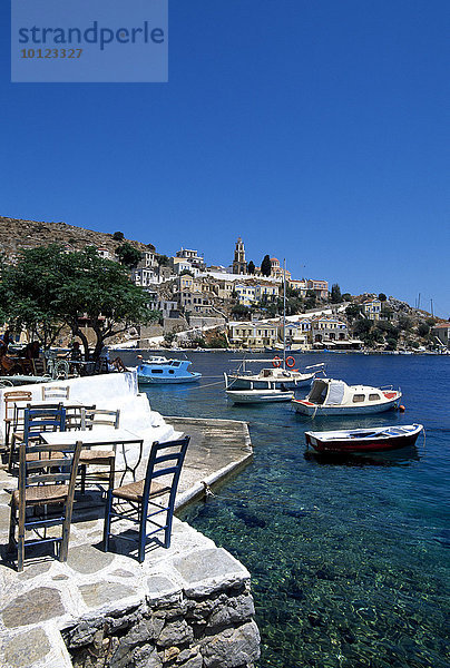 Taverne am Hafen auf der Insel Symi bei Rhodos  Dodekanes  Griechenland  Europa