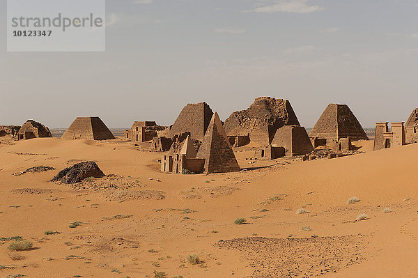 Totenstadt oder Nekropole der Herrscher des historischen Königreiches Kusch  Pyramiden des Nordfriedhofs von Meroë  nubische Wüste  Nubien  Nahr an-Nil  Sudan  Afrika