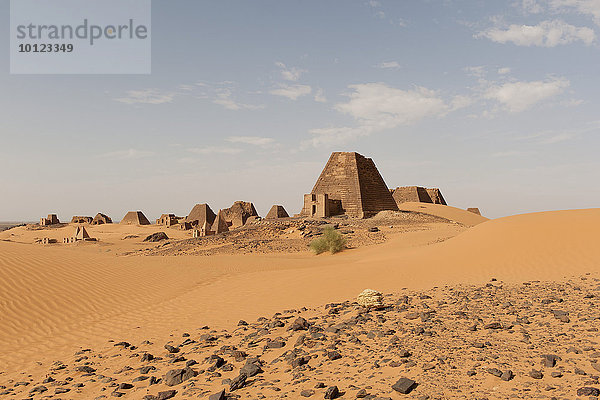 Ausblick auf die schwarzen Pyramiden von Meroë  nubische Wüste  Nubien  Nahr an-Nil  Sudan  Afrika