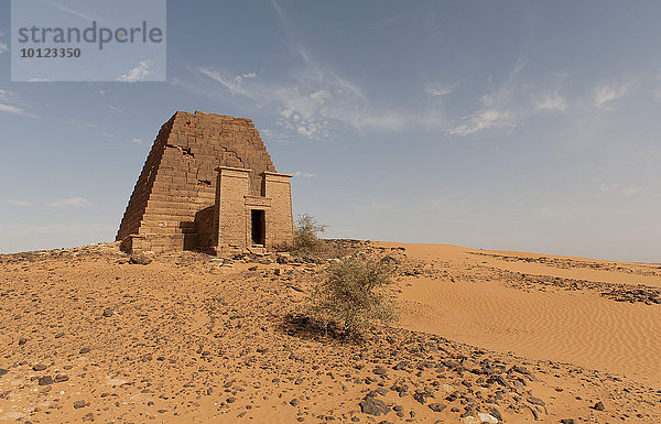 Pyramide der Königin Natakamani  Pyramiden des Nordfriedhofs von Meroë  nubische Wüste  Nubien  Nahr an-Nil  Sudan  Afrika