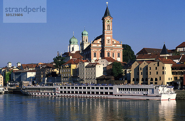 Kreuzfahrtschiffe auf der Donau in Passau  Niederbayern  Deutschland  Europa