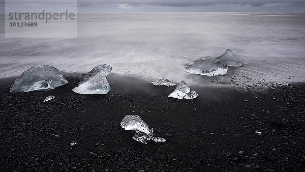 Geschmolzene Eisberge am Strand des Jökulsarlon  Jökulsarlon  Südwestküste  Island  Europa