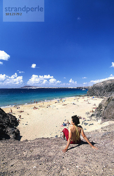 Frau blickt auf Playa Papagayo  Lanzarote  Kanarische Inseln  Spanien  Europa