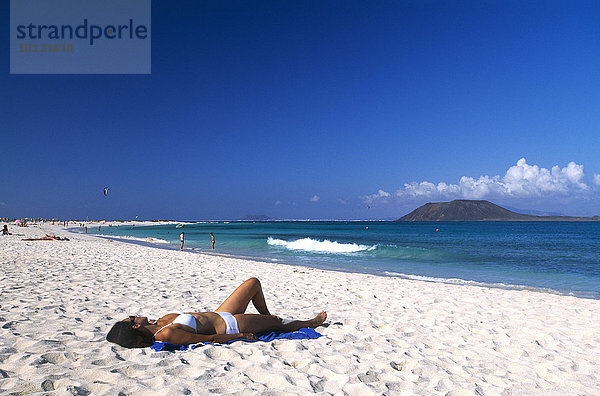 Frau liegt am Strand  Playas de Corralejo  Fuerteventura  Kanarische Inseln  Spanien  Europa