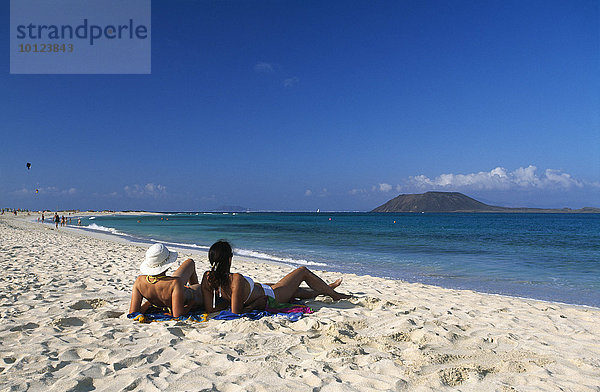 Zwei Frauen liegen am Strand  Playas de Corralejo  Fuerteventura  Kanarische Inseln  Spanien  Europa
