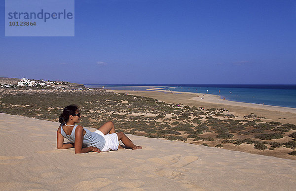 Frau auf Sanddüne bei den Playas de Sotavento  Fuerteventura  Kanarische Inseln  Spanien  Europa