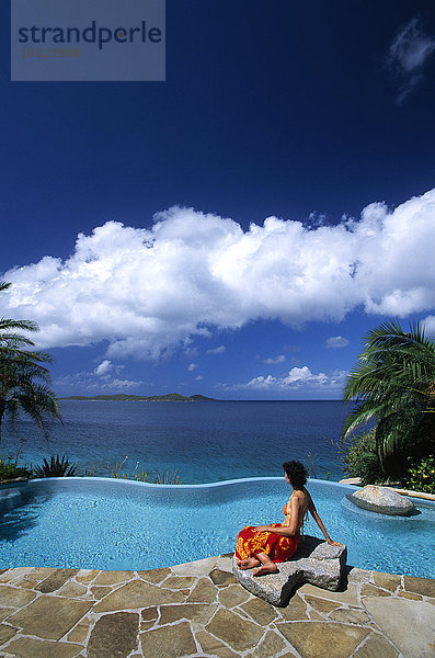 Frau am Spa Pool des Little Dix Bay Resorts auf der Insel Virgin Gorda  Britische Jungferninseln  Karibik  Nordamerika