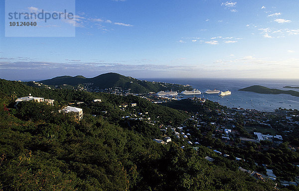 Kreuzfahrtschiffe in Charlotte Amalie  Insel St. Thomas  Amerikanische Jungferninseln  Karibik  Nordamerika