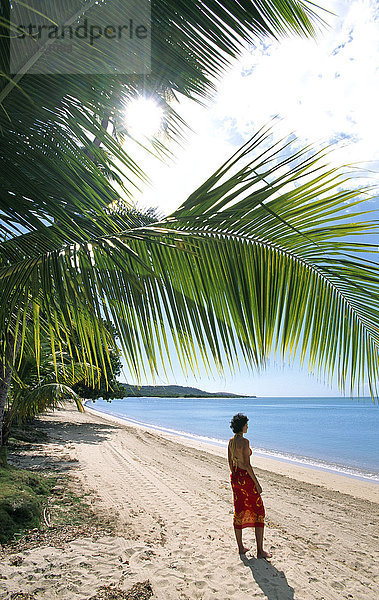 Frau am Strand mit Palmen  Boqueron Beach  Puerto Rico  Karibik  Nordamerika