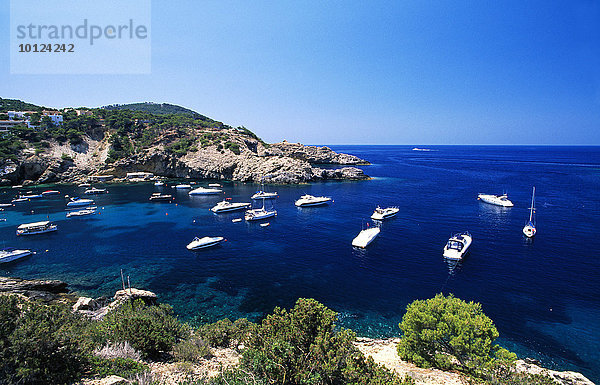Segelboote in der Cala Vadella  Ibiza  Balearen  Spanien  Europa