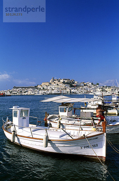 Fischerboote im Hafen von Ibiza-Stadt  Ibiza  Balearen  Spanien  Europa