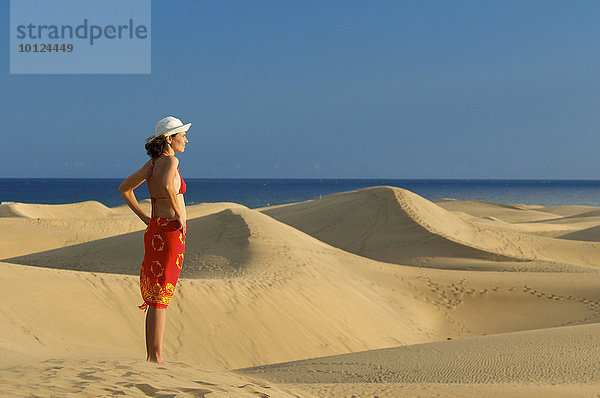 Frau in Sanddünen von Maspalomas  Gran Canaria  Kanarische Inseln  Spanien  Europa