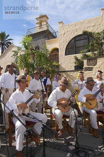 Musiker beim Trachtenfest in Las Palmas  Gran Canaria  Kanarische Inseln  Spanien  Europa
