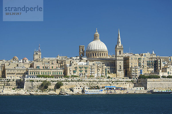 Blick von Sliema auf den Dom von Valletta  Malta  Europa