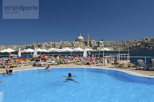 Blick von einem Hotelpool in Sliema auf Valletta  Malta  Europa