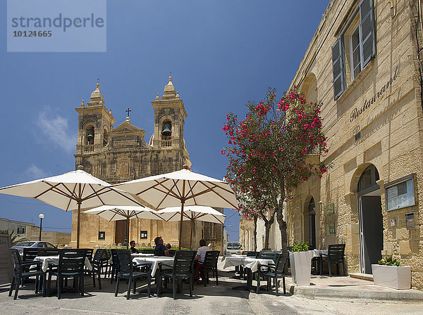 Straßencafe mit Kathedrale in San Lawrenz auf der Insel Gozo  Malta  Europa