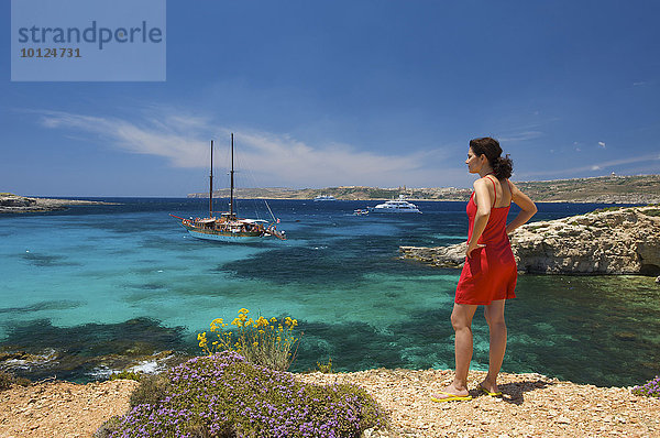 Frau betrachtet Blaue Lagune von Comino  Malta  Europa