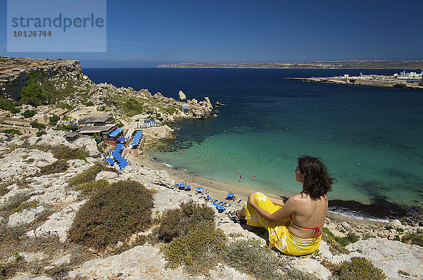 Frau mit Blick auf Paradise Bay bei Cirkewwa  Malta  Europa
