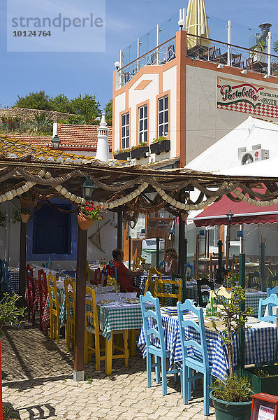 Straßencafe in Alvor  Algarve  Portugal  Europa