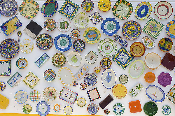 Keramikteller als Souvenirs  Algarve  Portugal  Europa