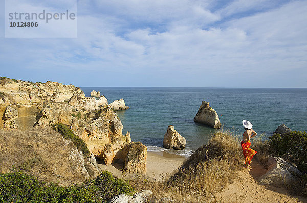 Frau mit Blick auf Paria dos Tres Irmaos  Algarve  Portugal  Europa