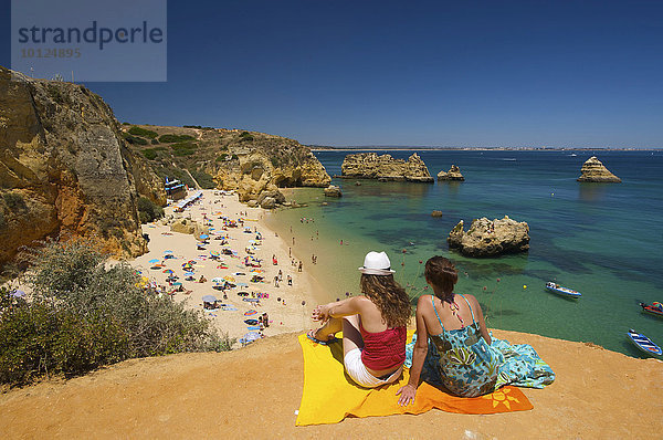 Zwei Frauen mit Blick auf Praia Dona Ana bei Lagos  Algarve  Portugal  Europa
