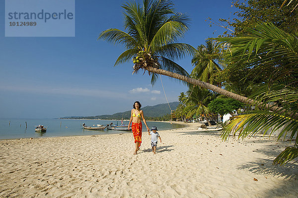 Frau am Strand  Lamai Beach  Insel Ko Samui  Thailand  Asia  Asien