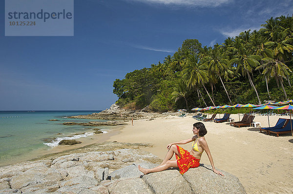 Frau am Surin Beach  Insel Phuket  Thailand  Asien