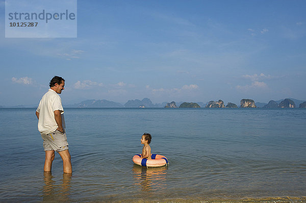 Vater mit Tochter am Strand  Insel Phuket  Phang Nga Bay  Thailand  Asien