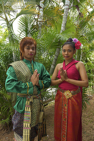 Frauen tragen thailändische Trachten auf Ko Samui  Thailand  Asien
