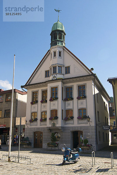 Marienplatz mit Rathaus in der Altstadt von Immenstadt im Allgäu  Bayern  Deutschland  Europa