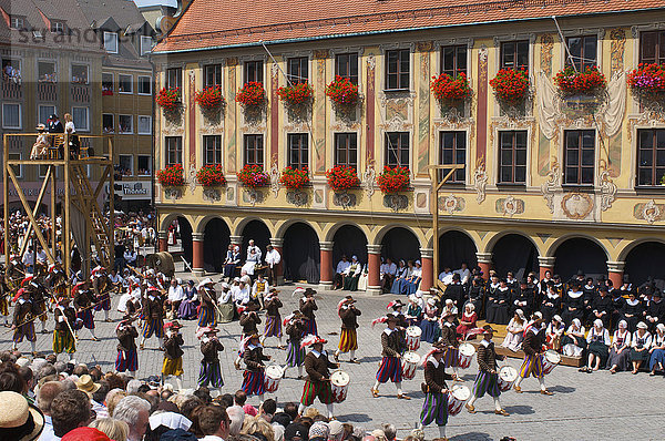 Einzug Wallensteins 1630 vor dem Steuerhaus am Marktplatz in Memmingen  Allgäu  Bayern  Deutschland  Europa