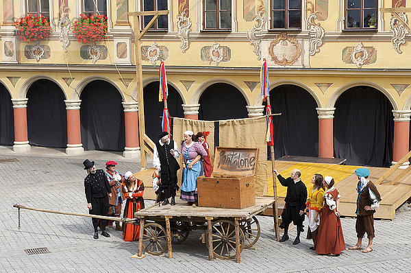 Einzug Wallensteins 1630 vor dem Steuerhaus am Marktplatz in Memmingen  Allgäu  Bayern  Deutschland  Europa