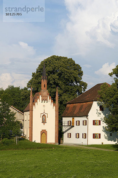 Bauernhof mit Kapelle bei Roßhaupten  Allgäu  Bayern  Deutschland  Europa