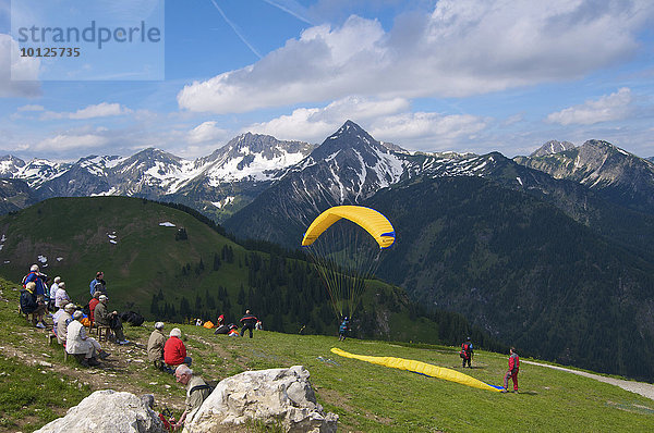 Gleitschirmflieger am Neunerköpfle  Tannheim  Tannheimer Tal  Allgäu  Tirol  Österreich  Europa