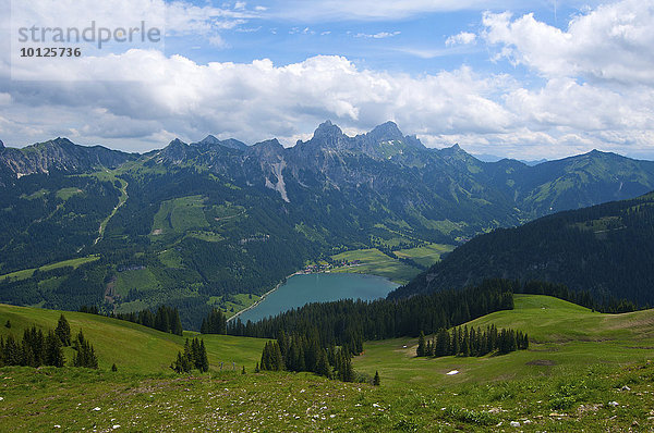 Blick vom Neunerköpfle auf Haldensee  Gimpel  Rote Flüh  Tannheimer Tal  Allgäu  Tirol  Österreich  Europa