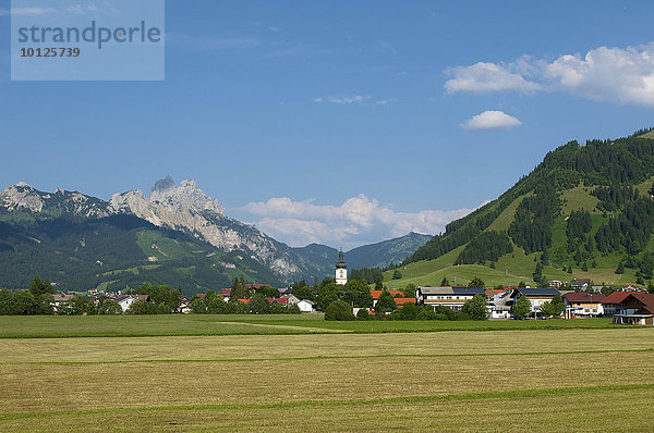 Blick auf Tannheim  Gimpel und Rote Flüh  Tannheimer Tal  Allgäu  Tirol  Österreich  Europa