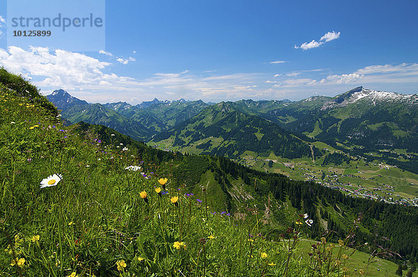 Blick von der Kanzelwand ins Kleinwalsertal  Allgäu  Vorarlberg  Österreich  Europa