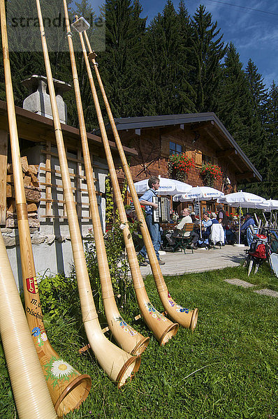 Alphörner auf Max's Hütte bei Mittelberg  Kleinwalsertal  Allgäu  Vorarlberg  Österreich  Europa