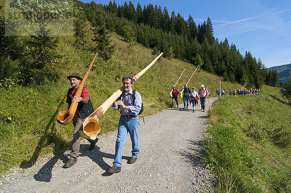 Alphornwanderung auf der Sonnalp bei Mittelberg  Kleinwalsertal  Allgäu  Vorarlberg  Österreich  Europa