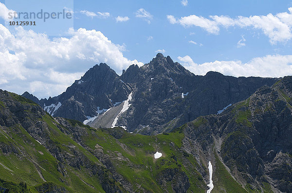 Blick von der Kanzelwand auf Berge im Kleinwalsertal  Allgäu  Vorarlberg  Österreich  Europa