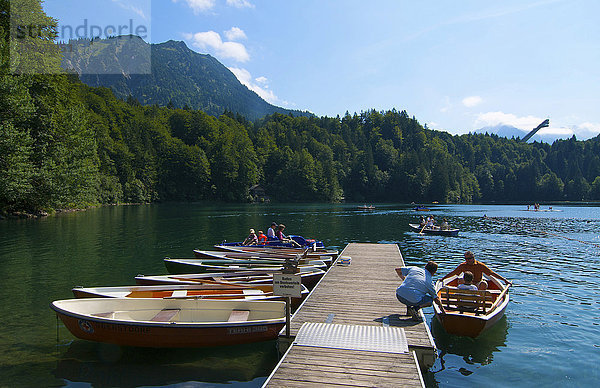 Freibergsee mit Heini-Klopfer-Skiflugschanze  Oberstdorf  Allgäu  Bayern  Deutschland  Europa