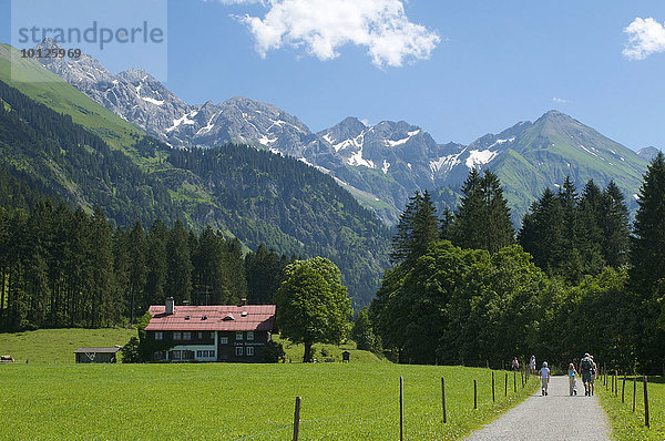 Wanderer im Stillachtal  Oberstdorf  Allgäu  Bayern  Deutschland  Europa