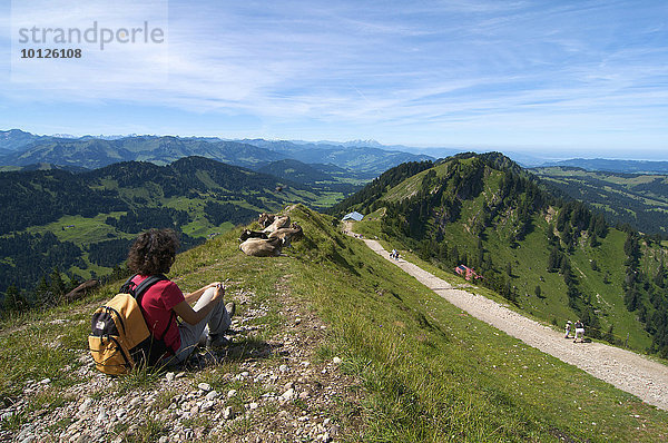 Wanderin  Hochgrat bei Oberstaufen  Blick nach Westen  Allgäu  Bayern  Deutschland  Europa